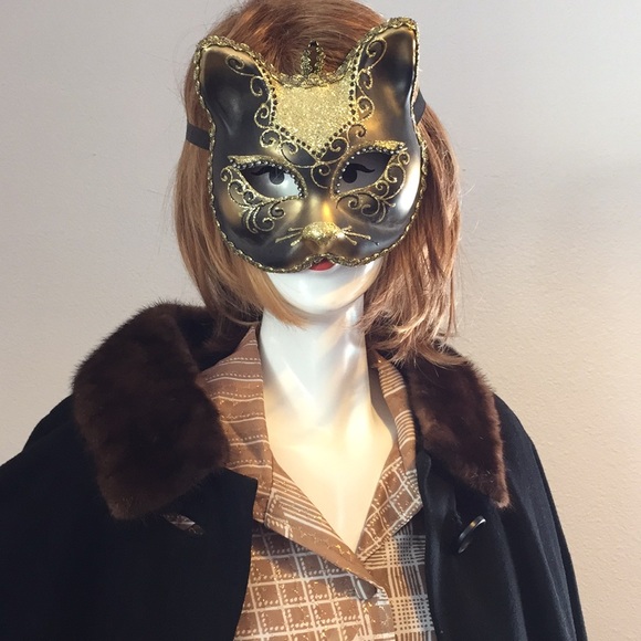 Vintage Ladies Winter Coat With Fur - Picture 3 of 8